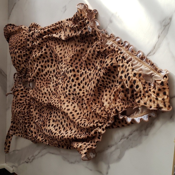 Shade & Shore Tunnel Keyhole One Piece Swimsuit - Leopard Print Size S (4-6) - Picture 9 of 16